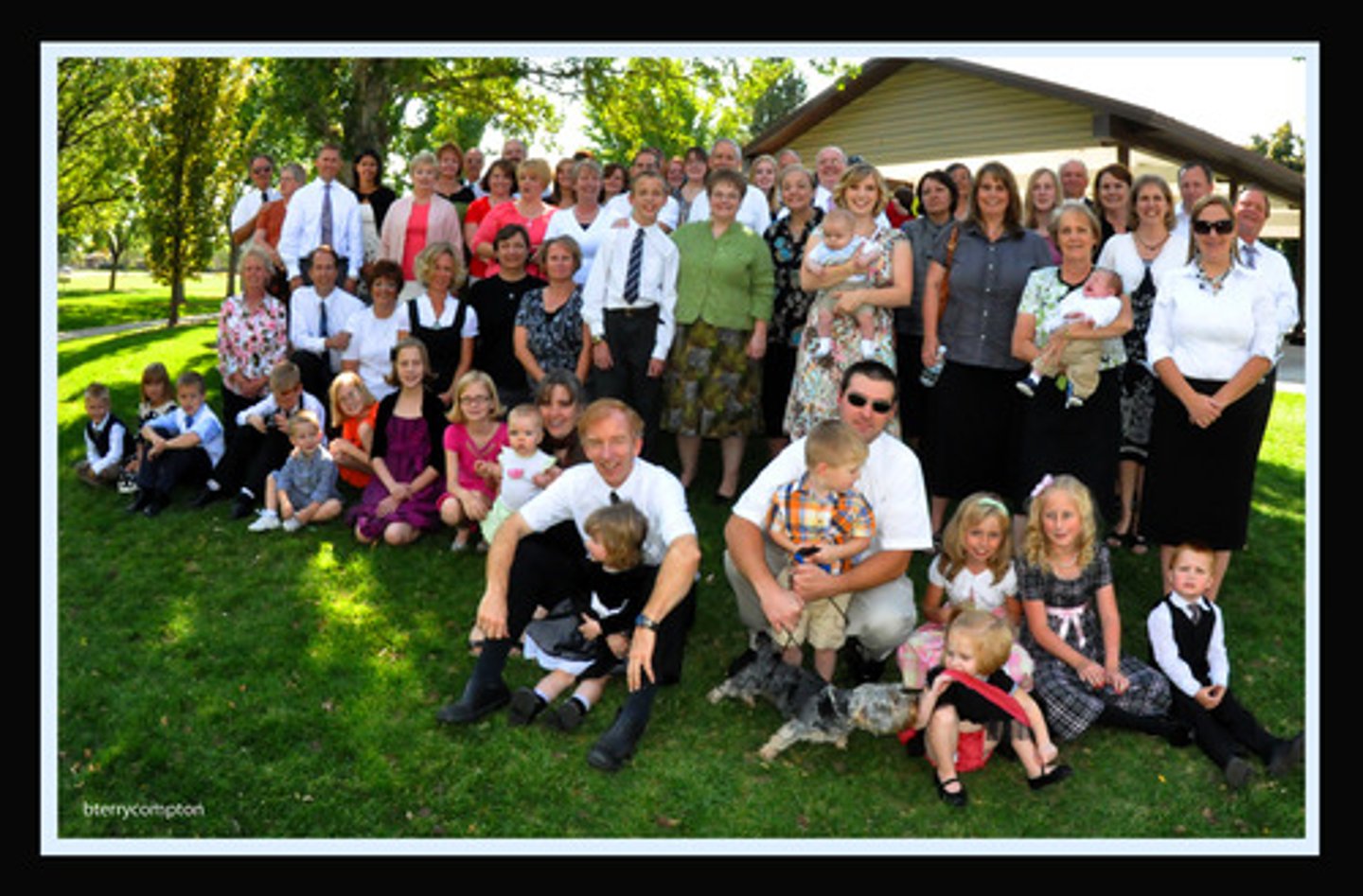 <p>(n)</p><p>- An extended family is a family that extends beyond the nuclear family, consisting of grandparents, aunts, uncles, and cousins all living nearby or in the same household.</p>