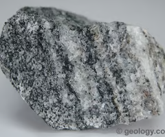 <p>coarse/medium/fine texture, light and dark banding, does not split (only irregular fractures)</p>