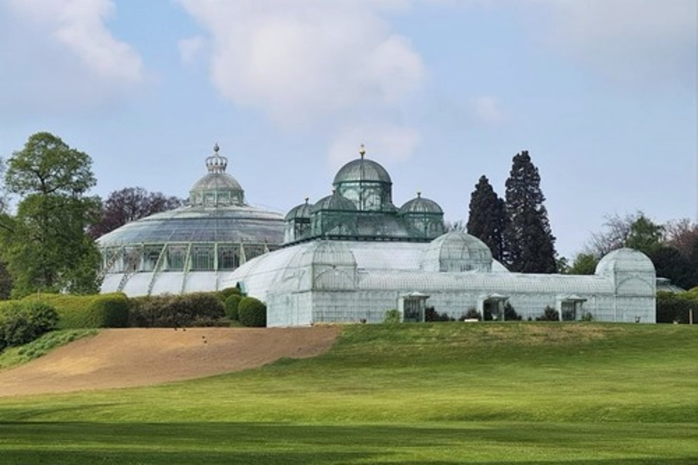 <p>1818-1895 : Ontwerper van de Koninklijke Serres in Laken. Hij was een pionier in de combinatie van traditionele materialen met innovatieve ijzer- en glasconstructies, en was de leermeester van Victor Horta.</p>