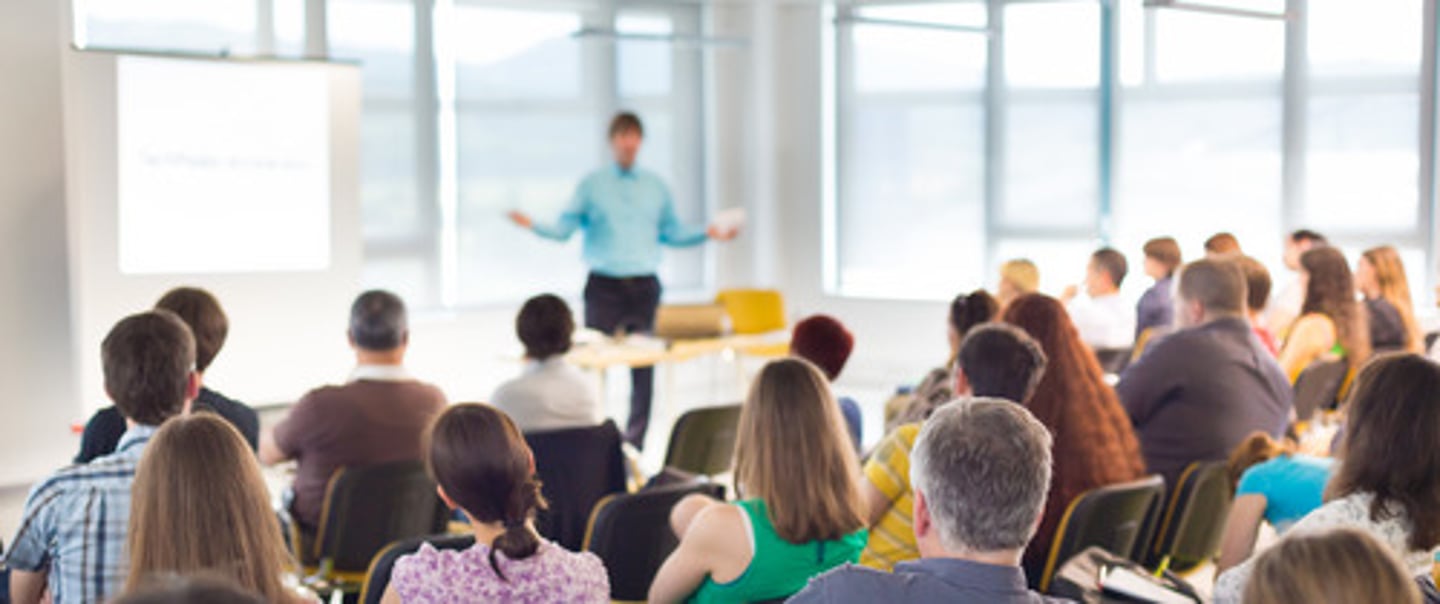 <p>Donde grupos de personas van para aprender algo por medio de discusiones o presentaciones.</p>