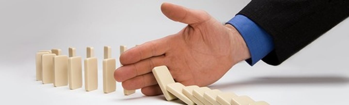 <p>v.干涉,介入</p>