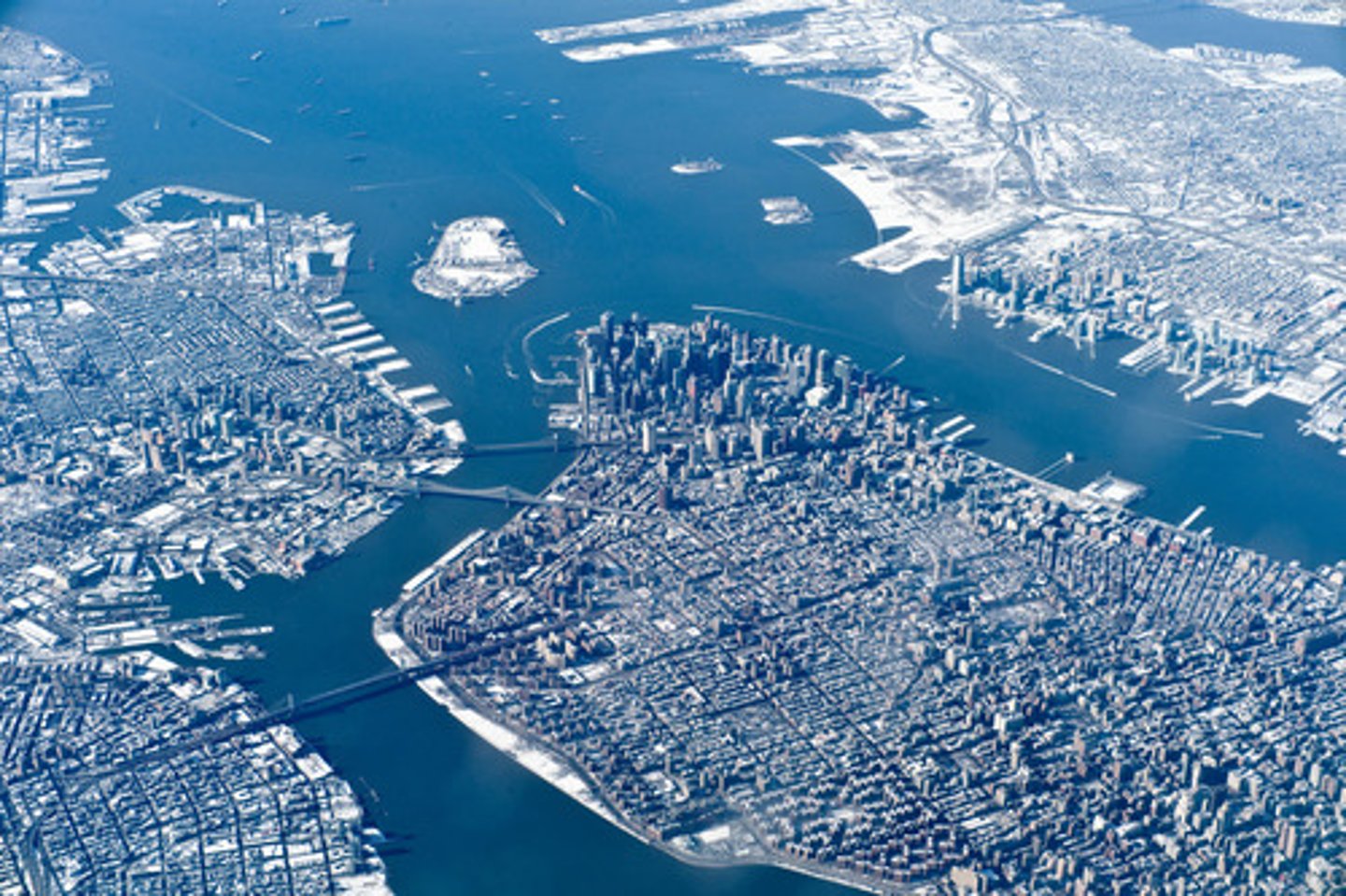 <p>n 地点，位置，场所，方向；地区；（植物的）产地；环境</p>