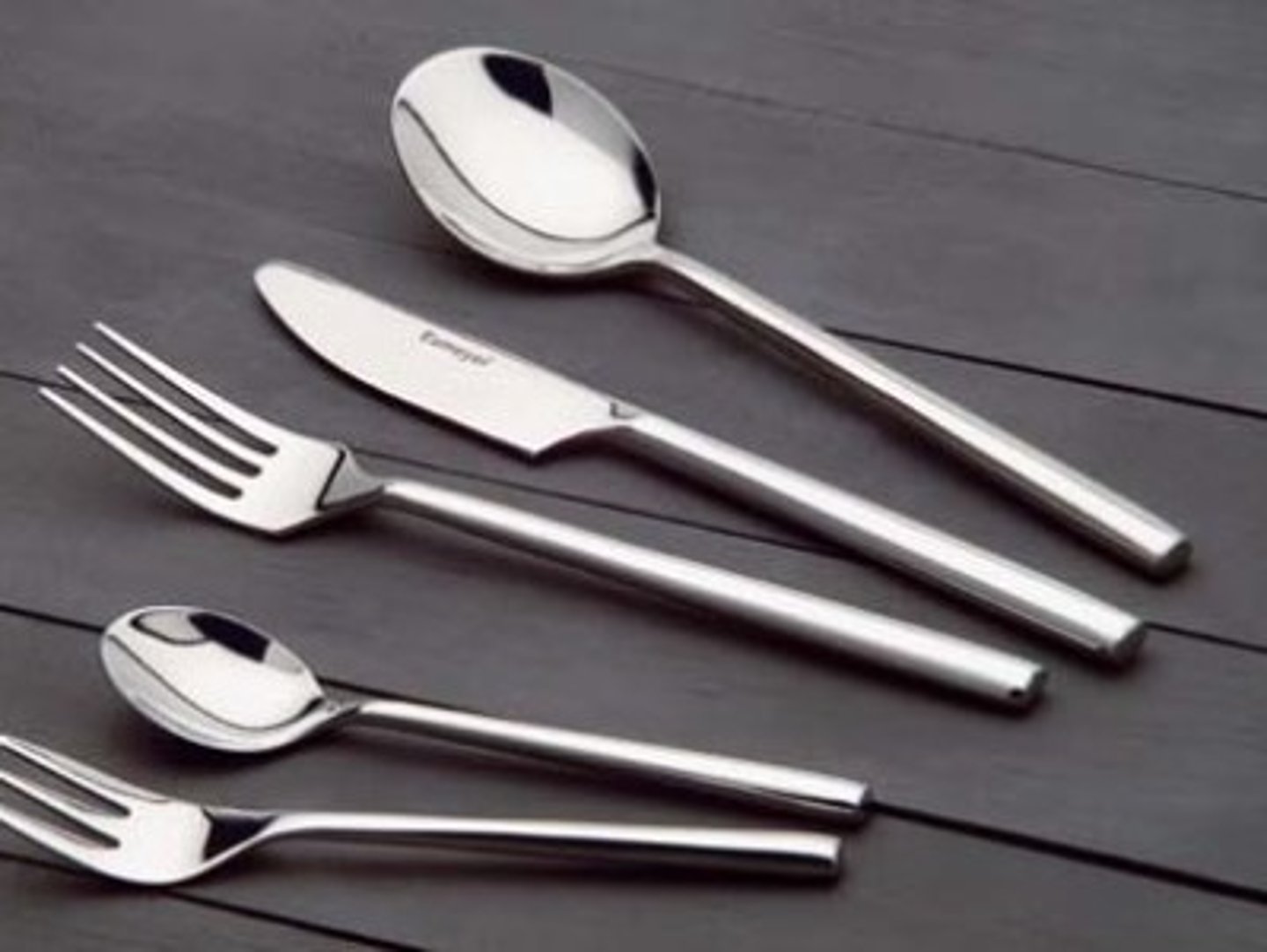 <p>столові прибори (knives, forks, and spoons used for eating food)</p>