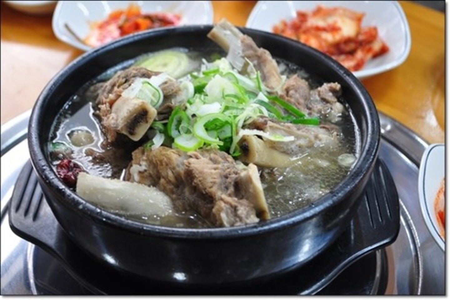 <p>súp sườn bò<br>갈비탕은 맵지 않습니다.<br>Món canh sườn bò thì không cay đâu ạ.</p>