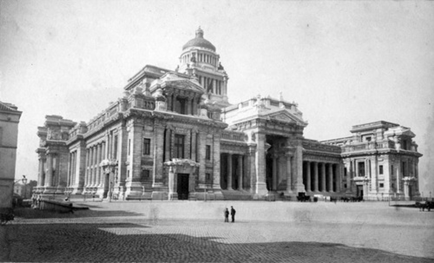 <p>1817-1879 : Ontwierp het monumentale Justitiepaleis in Brussel in een eclectische stijl. Ook verantwoordelijk voor de neogotische Onze-Lieve-Vrouwekerk van Laken als nationaal monument.</p>
