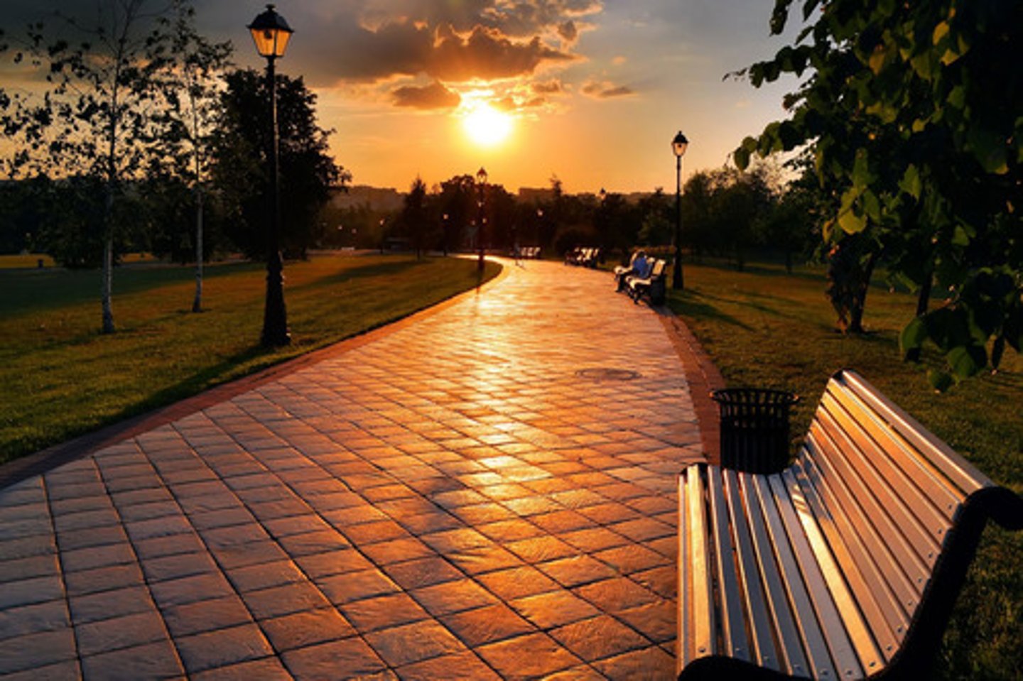 <p>in the evening (time before midnight)</p>