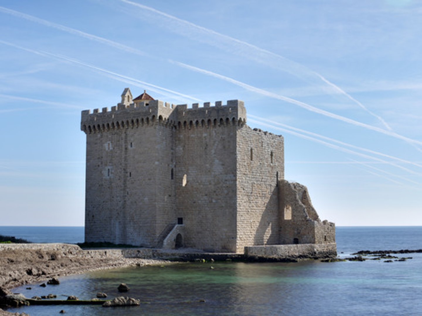 <p>(n.) stronghold into which people seek shelter during a battle; a place of protection; a fortified place, stronghold</p>