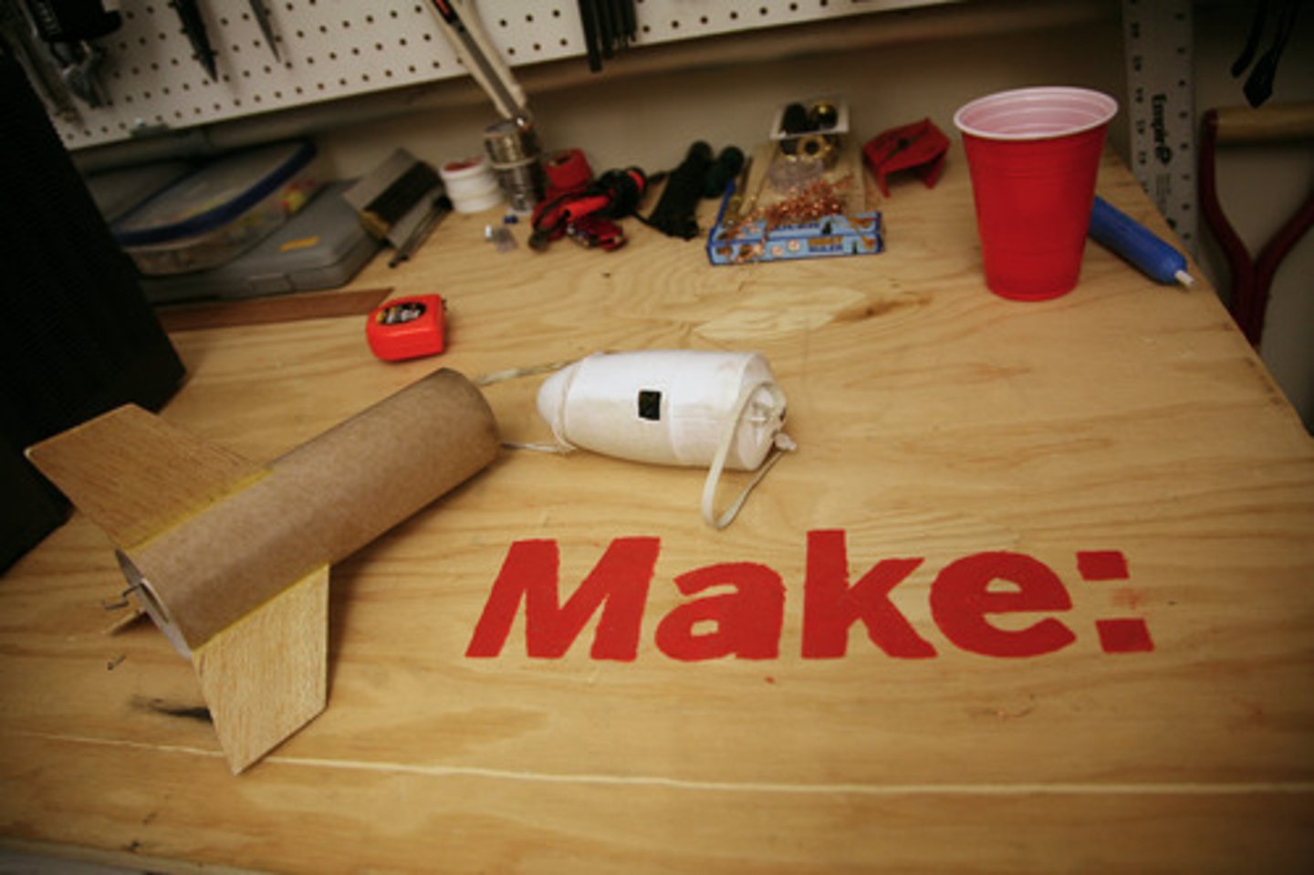<p>hacer, crear algo</p>