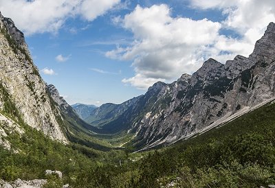 <p>posledica ledeniške erozije, s katero ledeniki poglabljajo in razširjajo nekdanje rečne doline (oblika črke V)</p>