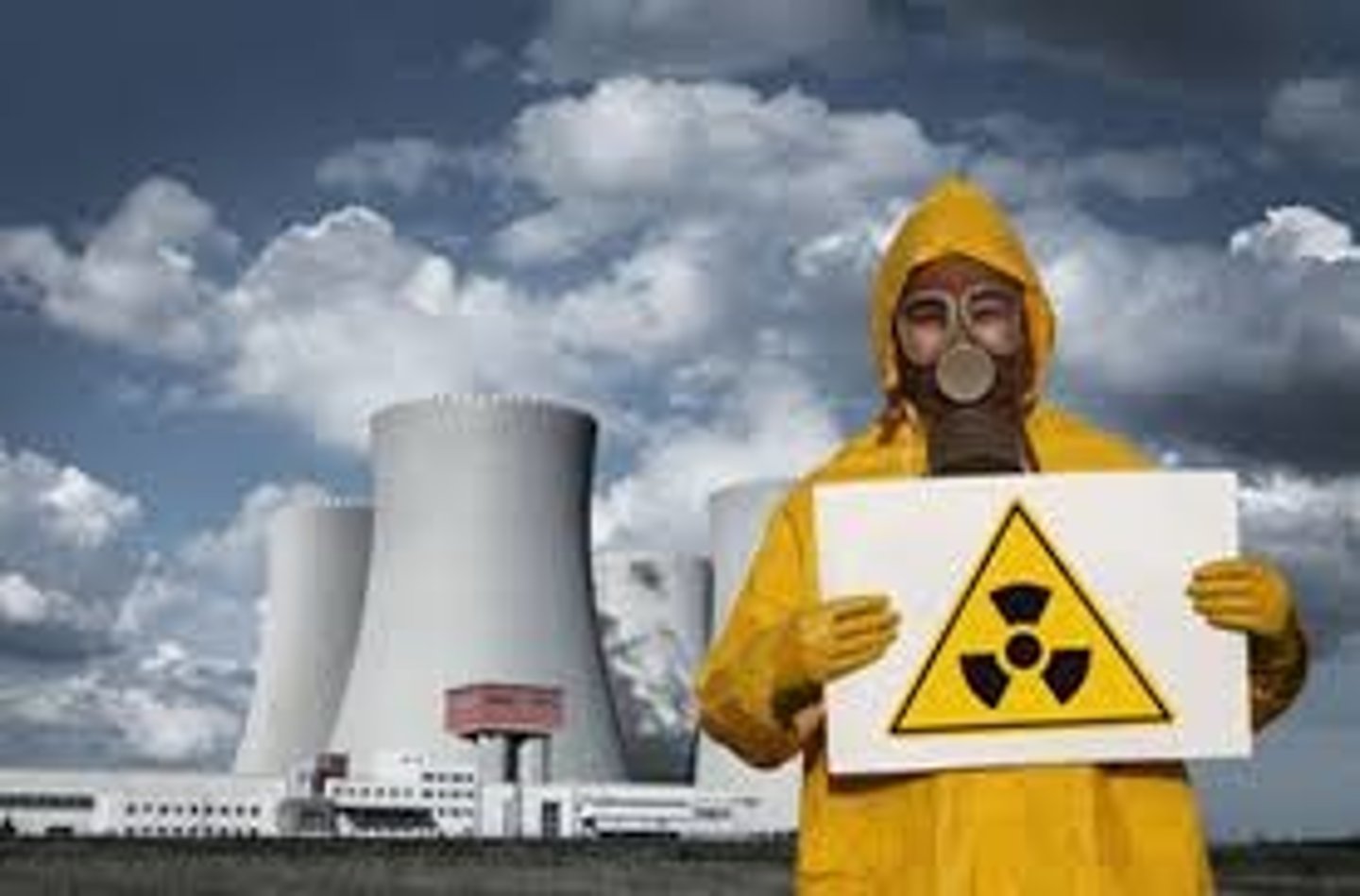 <p>1. the state of being in a place where there is no protection from sth unpleasant/harmful</p><p></p><p>2. the fact of having the true facts about sb/sth told after they have been hidden because they are bad, dishonest/illegal</p><p><strong>exposure of</strong> <em>The exposure of the politician's love affair forced him to resign.</em></p><p><em>More than anything he fears exposure.</em></p>