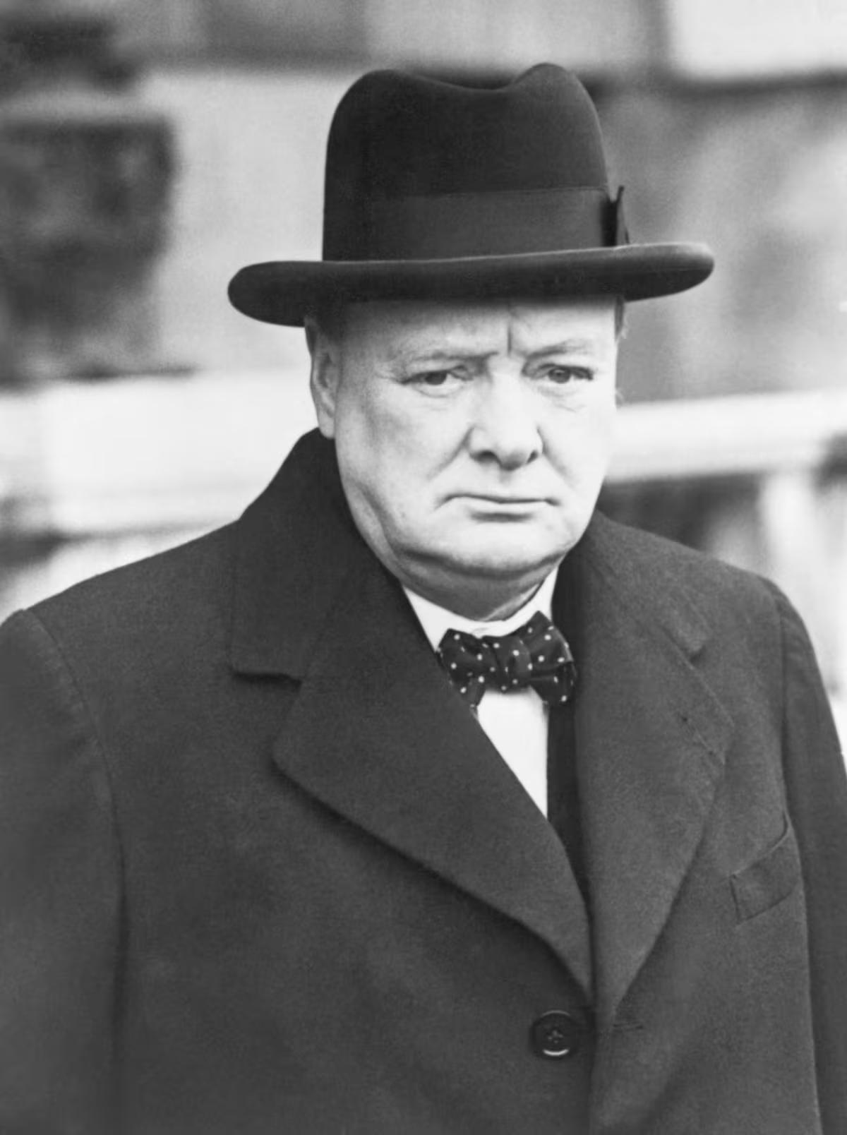 <p><span>Was minister-president van Groot-Brittannië tijdens de Tweede Wereldoorlog. Toen hij aan de macht kwam (mei 1940) zei hij tot het Engelse volk: ‘Ik heb u niets anders te bieden dan bloed, zwoegen, tranen en zweet.’ Deze uitspraak gaf zijn vastberadenheid in de strijd tegen Duitsland duidelijk aan.</span></p>