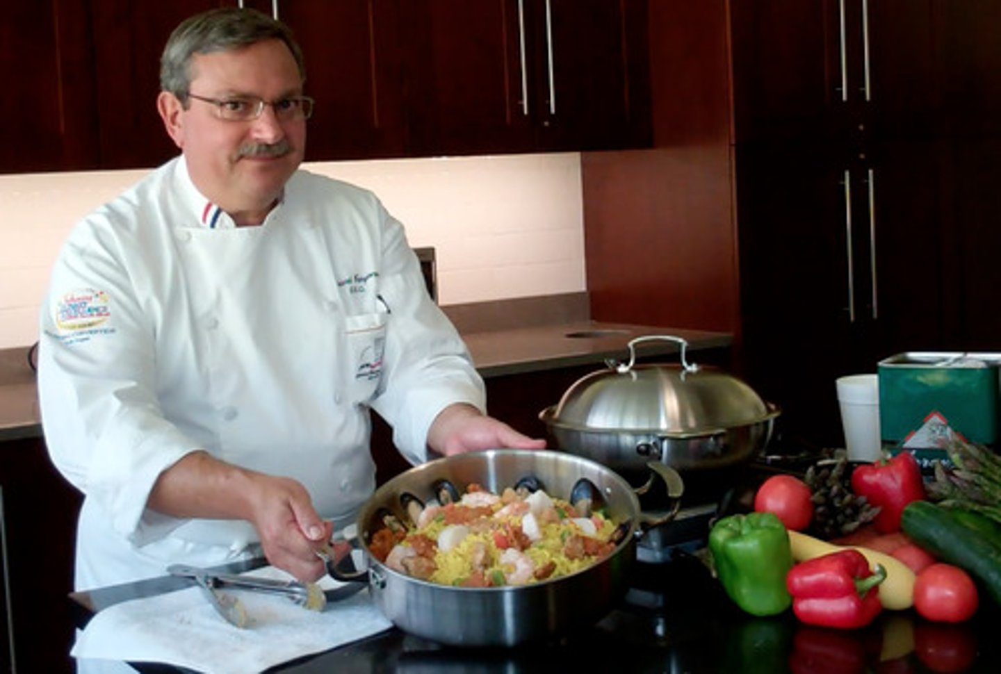 <p>Ele é um cozinheiro.</p>