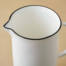 <p><span style="color: blue"><strong>(danh từ)</strong></span> nghĩa là <strong>vành</strong>, <strong>mép</strong>, hoặc <strong>rìa tròn</strong> của một vật gì đó hình tròn.</p><p><span data-name="small_blue_diamond" data-type="emoji">🔹</span> She placed the cup carefully on the <strong>____</strong>of the sink.<br>→ Cô ấy đặt cái cốc cẩn thận trên <strong>mép</strong> bồn rửa.</p><p><span data-name="small_blue_diamond" data-type="emoji">🔹</span> He wiped the <strong>______</strong>of the glass before drinking.<br>→ Anh ta lau <strong>vành</strong> ly trước khi uống.</p>