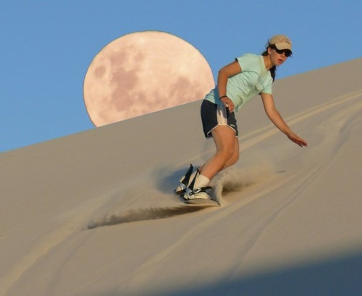 <p>Sandboarding</p>