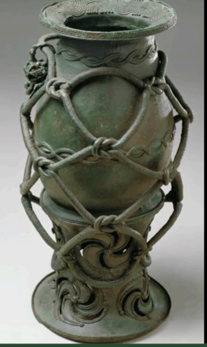 <p>a decorative vessel made of bronze (bình đồng). Example: The museum displayed a beautiful bronze vase.</p>