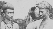 <p>It is a turban worn by men and women that is <strong>symbol of honor</strong></p>