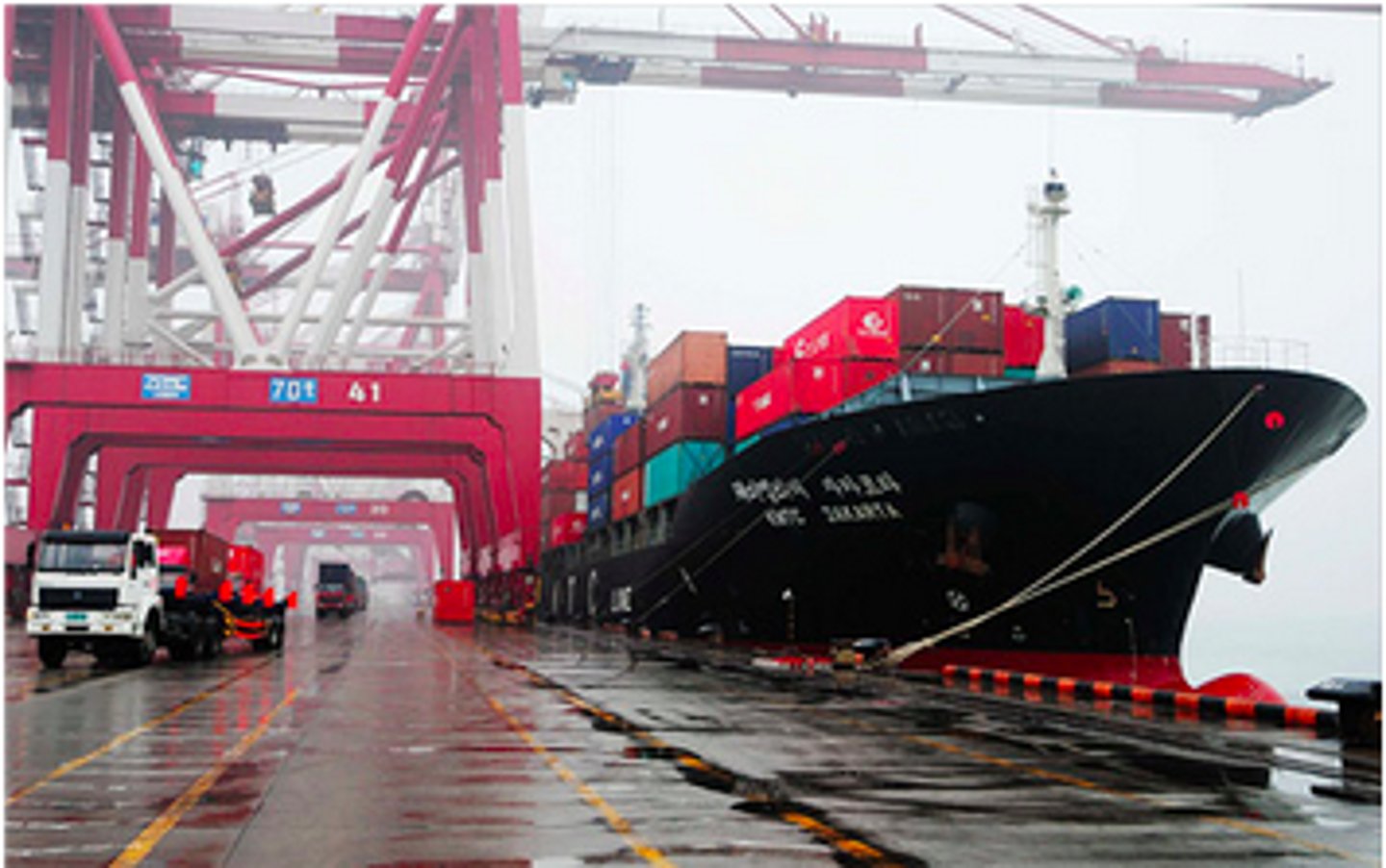 <p>"Purchase, sale, or exchange of goods and services across national borders. (thương mại quốc tế)"</p>