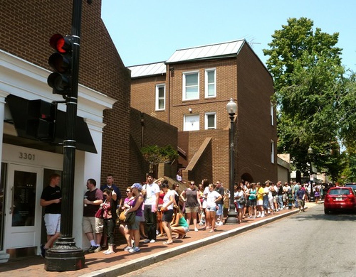 <p>to make a line/to get in line</p>