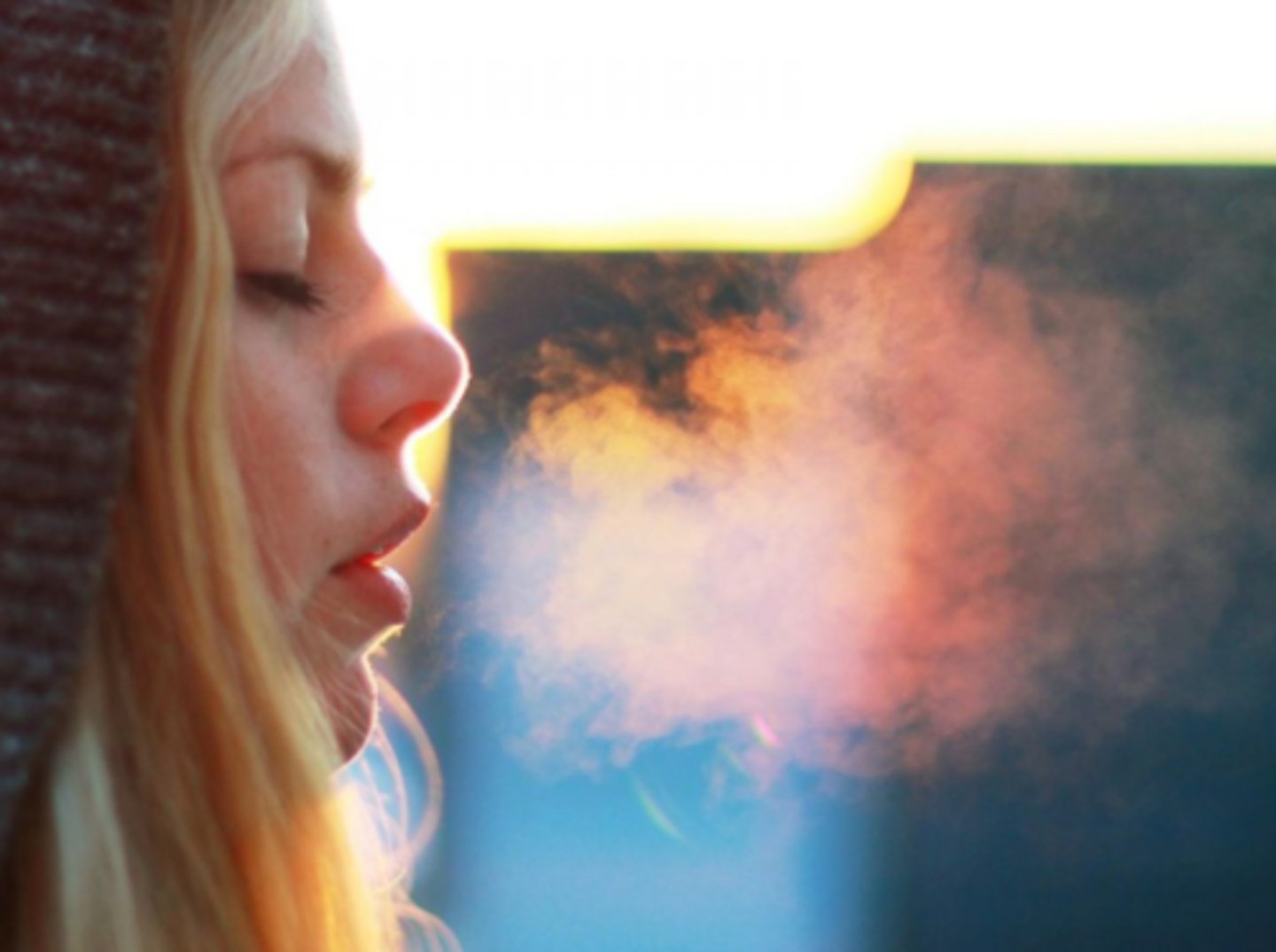 <p>вдихати/видихати</p>