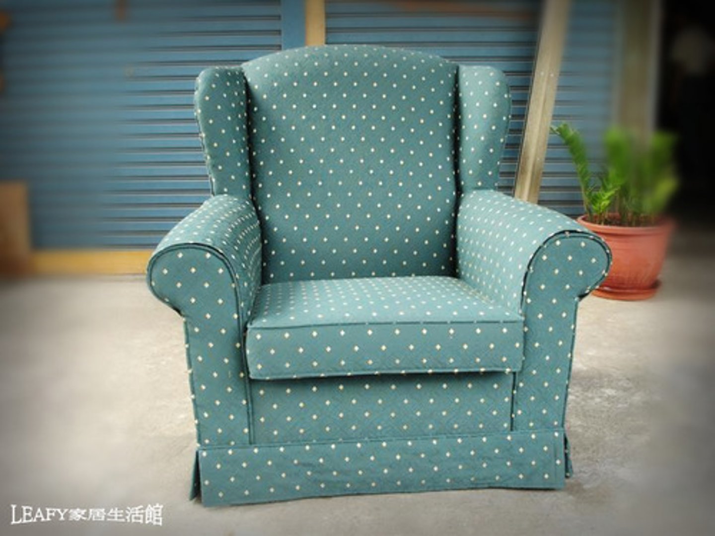 <p>chair (armchair)</p>
