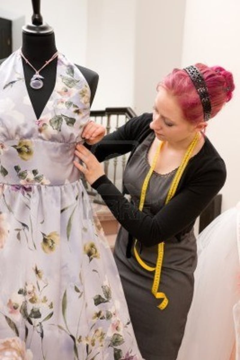 <p>thợ may (đồ cho phụ nữ)</p><p>ex: She hired a dressmaker to design her wedding gown. (váy cưới)</p>