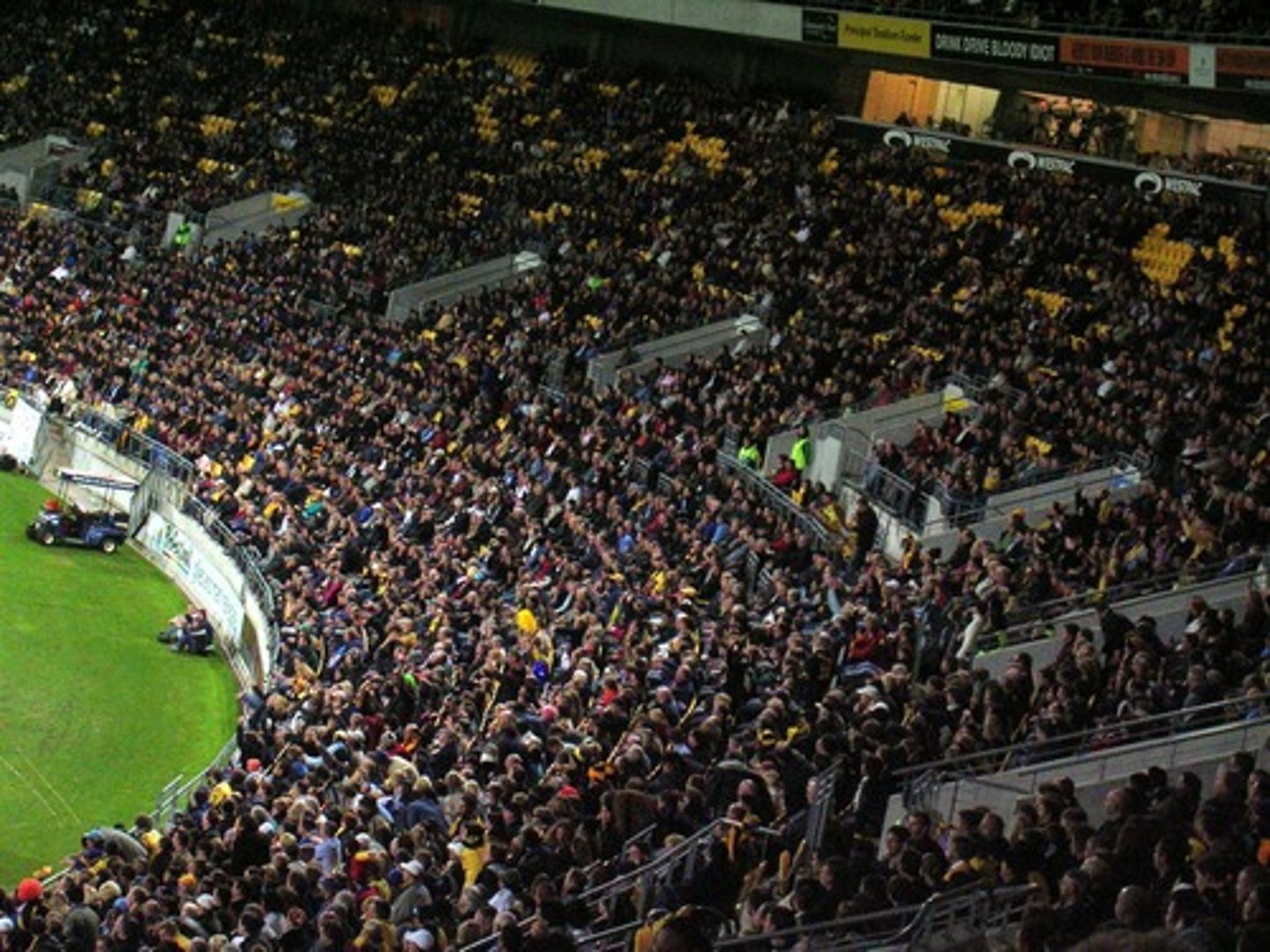 <p>people who watch a match</p><p>(khán giả)</p>