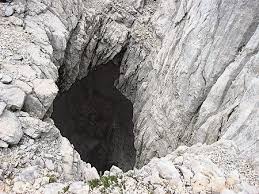 <p>navpične ali strme kraške votline z večjo globino kot širino; ali navpične jame</p>