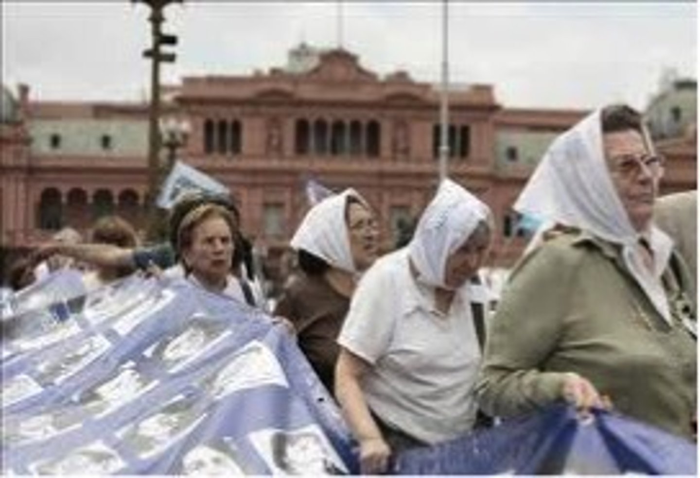 <p>Es un grupo de madres y abuelas argentinas que querían recuperar los desaparecidos y luego promover el enjuiciamiento (indictment) de los responsables de los crímenes de lesa humanidad (crimes against humanity).</p>
