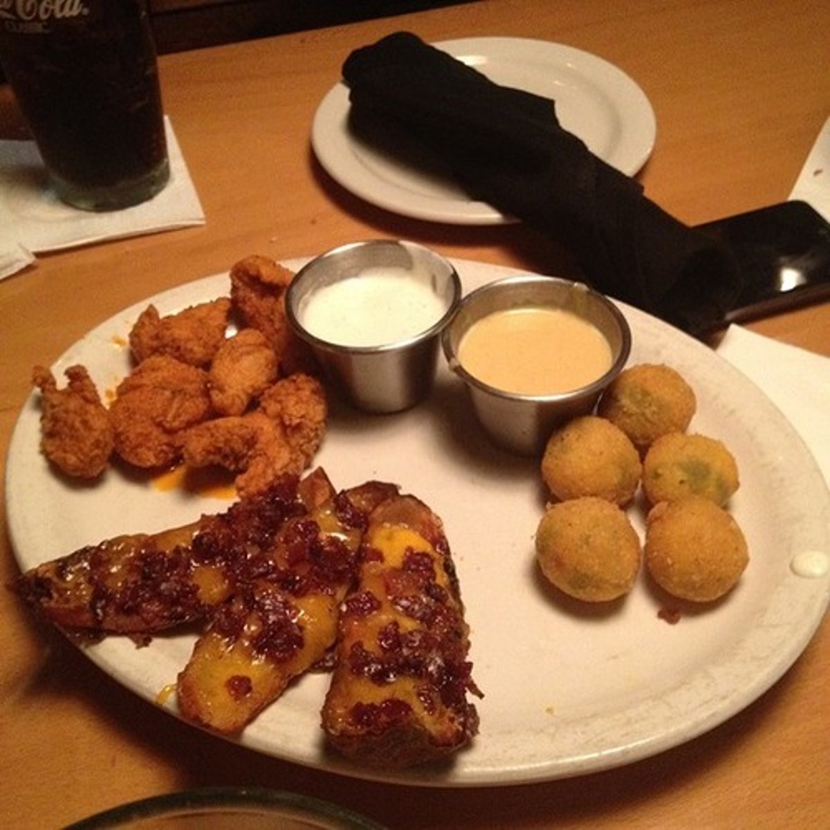 <p>a combination of 4 oz of boneless wings(hot or mild), 5 rattlesnake bites, and 4 potato skins.<br>choice of 2: cactus blossom sauce, ranch or bleu cheese dressing, or sour cream<br>large warm oval</p>