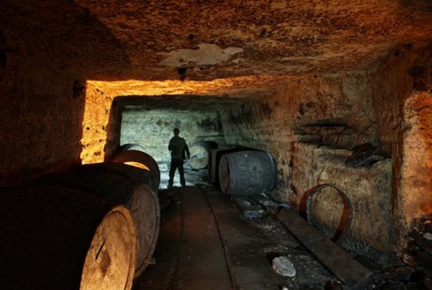 <p>a basement, cellar</p>