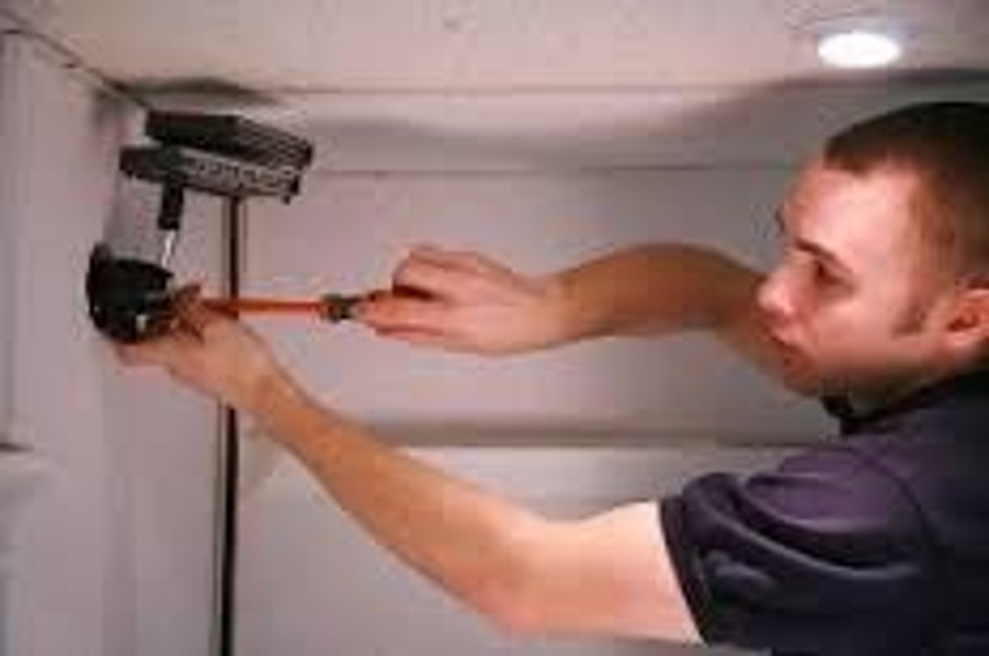 <p>/ɪnˈstɔːl/ lắp đặt</p>