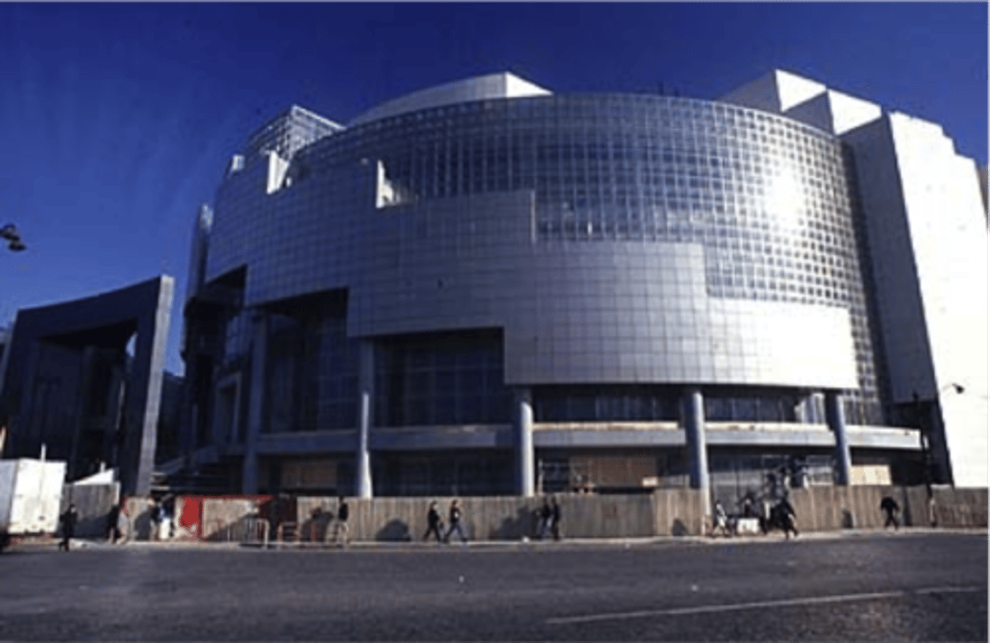 <p>l'opéra moderne de Paris</p>