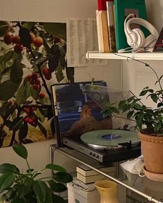 <p>De binder seg ikke direkte til inntrengere og fremmede stoffer, men må få en bit av en inntrenger vist for seg på overflaten av en annen celle.</p>