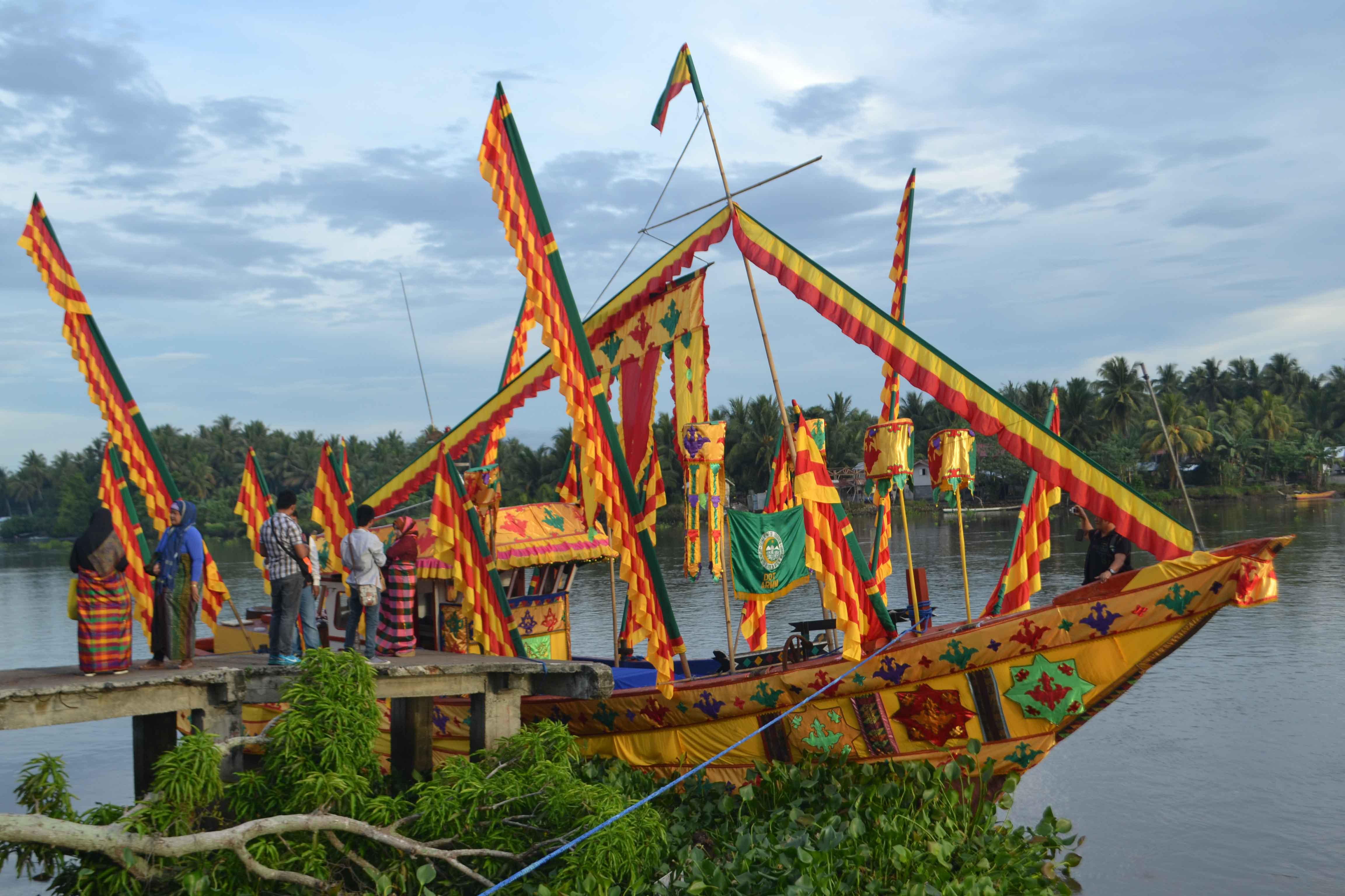 <ul><li><p>Region 12 (Sarangani)</p></li><li><p>Brightly colored boats used by Muslim royals and high- ranking people in Mindanao during the pre-colonial and Spanish periods, and now showcased in the Pakaradyan Festival</p></li></ul>