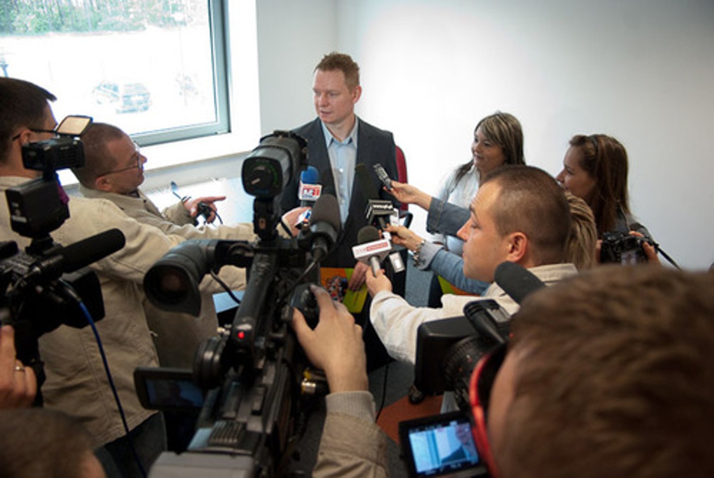 <p>a meeting of members of the media being spoken to by someone newsworthy</p>