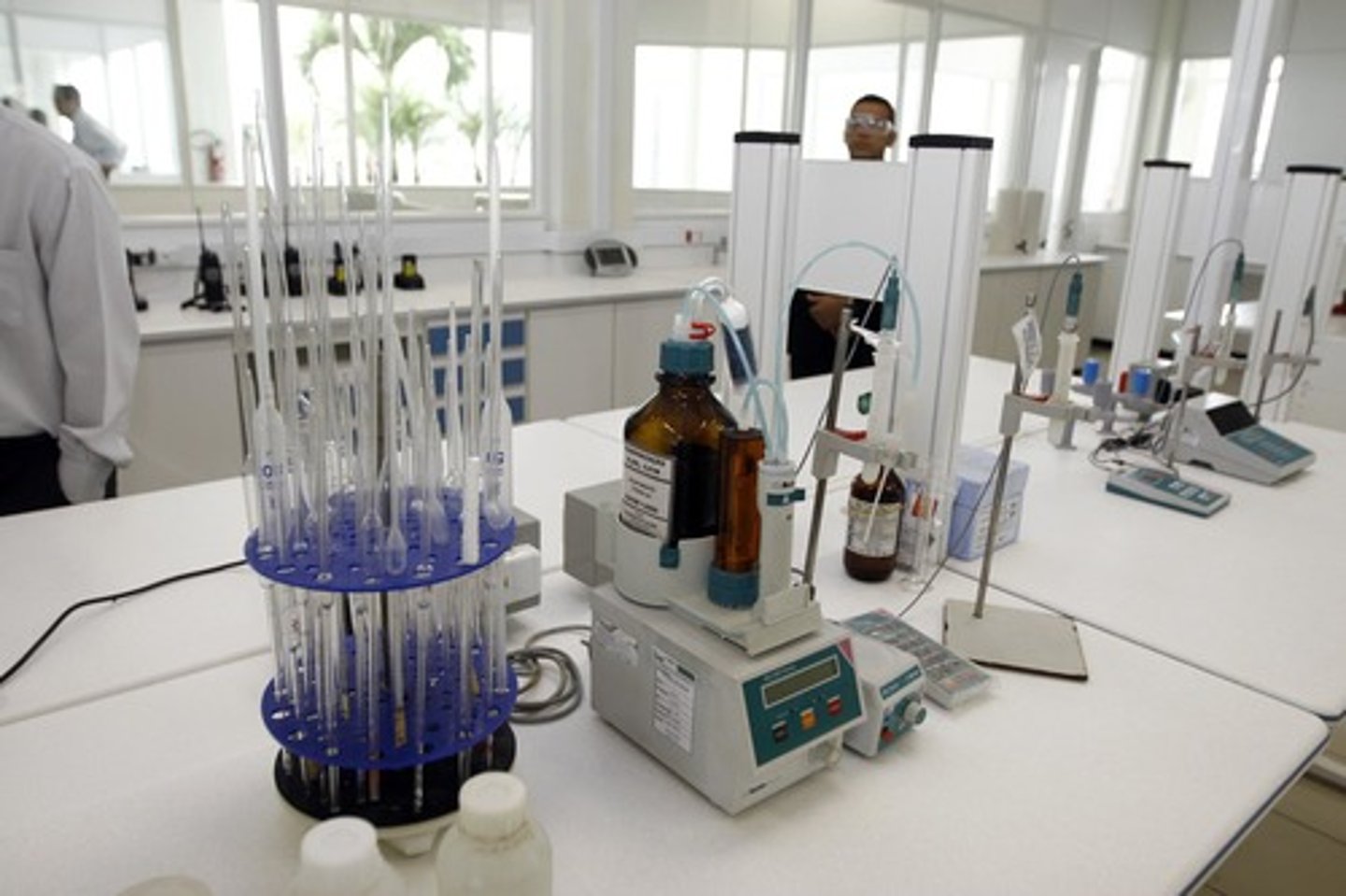 <p>(biologisches-medizinisches Forschungszentrum, das auch Impfstoffe entwickelt)</p>
