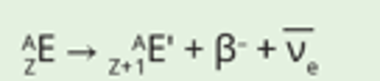 <p>Atoom E met A nucleonen en Z protonen vervalt in een atoom E' met A nucleonen en Z + 1 protonen.</p><p>Daarbij stuurt het een elektron uit als ß- -straling.</p>