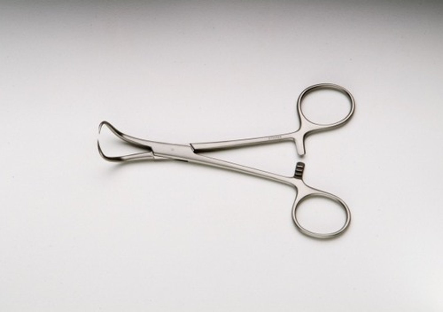 <p>clamp used for fixing drapes to the skin</p>