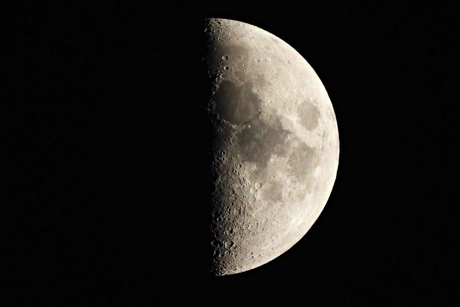 <p>What moon phase it this?</p>