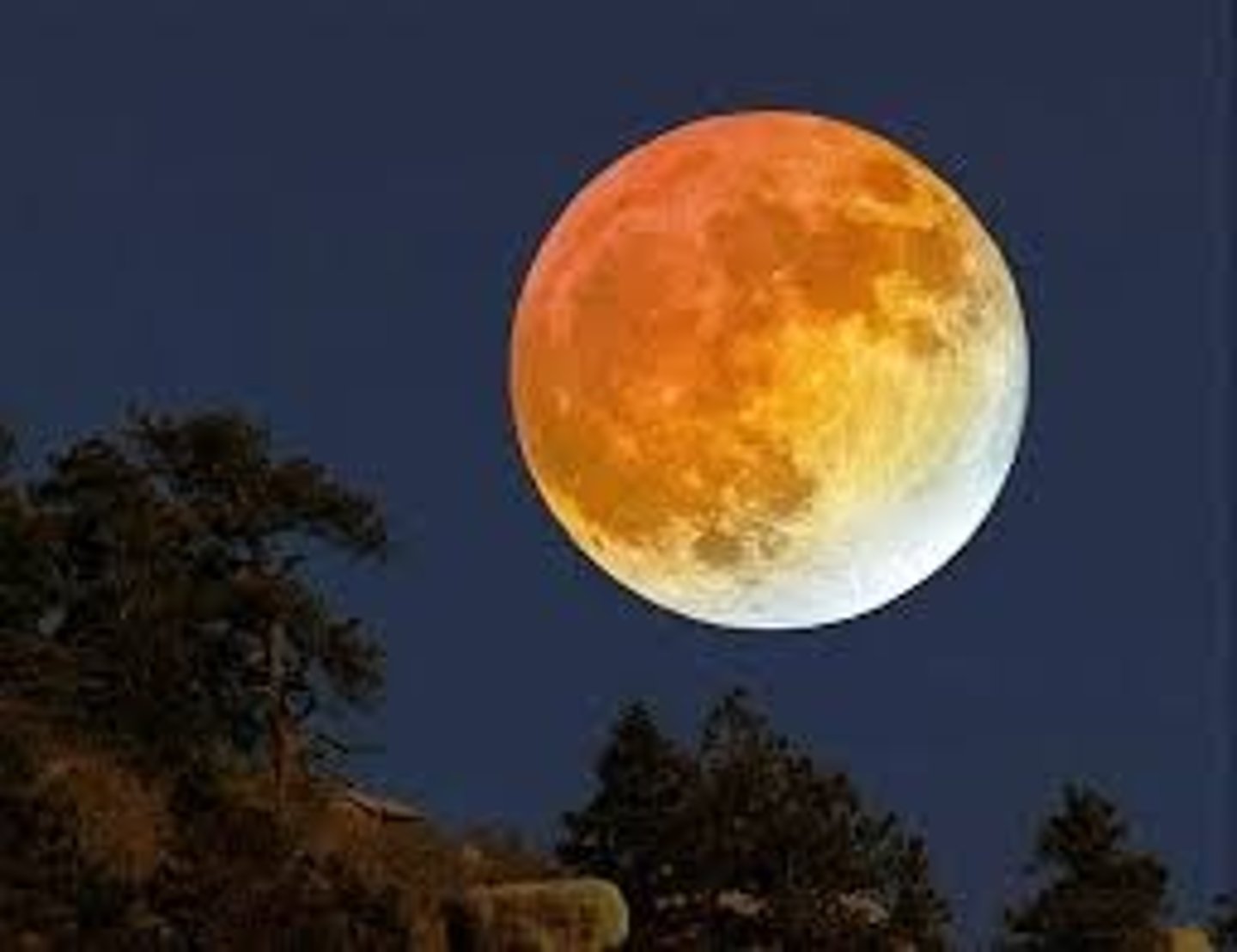 <p>liàng bright; clear; resonant; to shine; to show; to reveal【动】亮了；亮着【形】很亮<br>——教室里亮着灯，谁忘记把灯关了。</p>