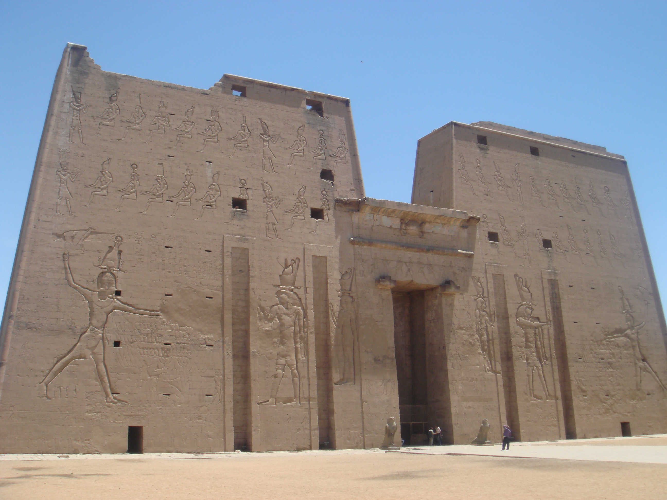 <p>Ingresso monumentale dei templi egizi</p>