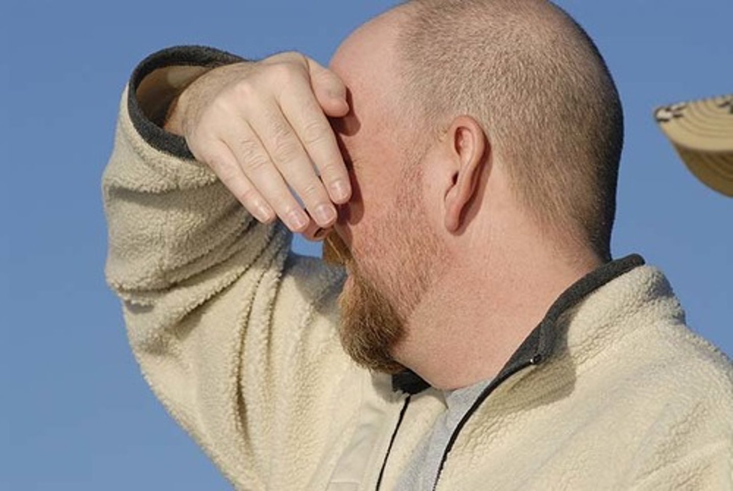 <p>quay đi, nhìn chỗ khác</p><p>1. Quay mặt đi / Ngoảnh mặt đi</p><p>Dùng khi bạn không muốn nhìn vào ai đó hoặc cái gì đó vì sợ hãi, xấu hổ hoặc đau lòng.</p><p>Ví dụ: "The sight of blood made him look away."</p><p>(Nhìn thấy máu khiến anh ấy phải quay mặt đi chỗ khác.)</p><p>2. Lờ đi / Không chú ý đến</p><p>Trong một số ngữ cảnh, nó có nghĩa là cố tình không để tâm đến một sự việc đang diễn ra.</p><p>Ví dụ: "We cannot just look away from the poverty in our city."</p><p>(Chúng ta không thể cứ nhắm mắt làm ngơ trước sự nghèo đói trong thành phố của mình.)</p><p>Mẹo nhớ: Look là nhìn, Away là xa/hướng khác. Bạn hướng cái nhìn của mình ra một chỗ khác để tránh phải đối diện trực tiếp.</p>