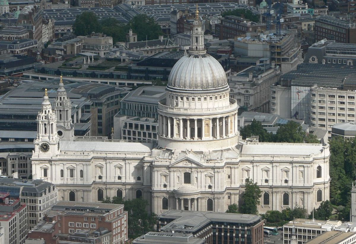 <p>rebuilt by Wren after the great fire of London causing the cathedral to be destroyed </p><p>more neoclassical build </p>