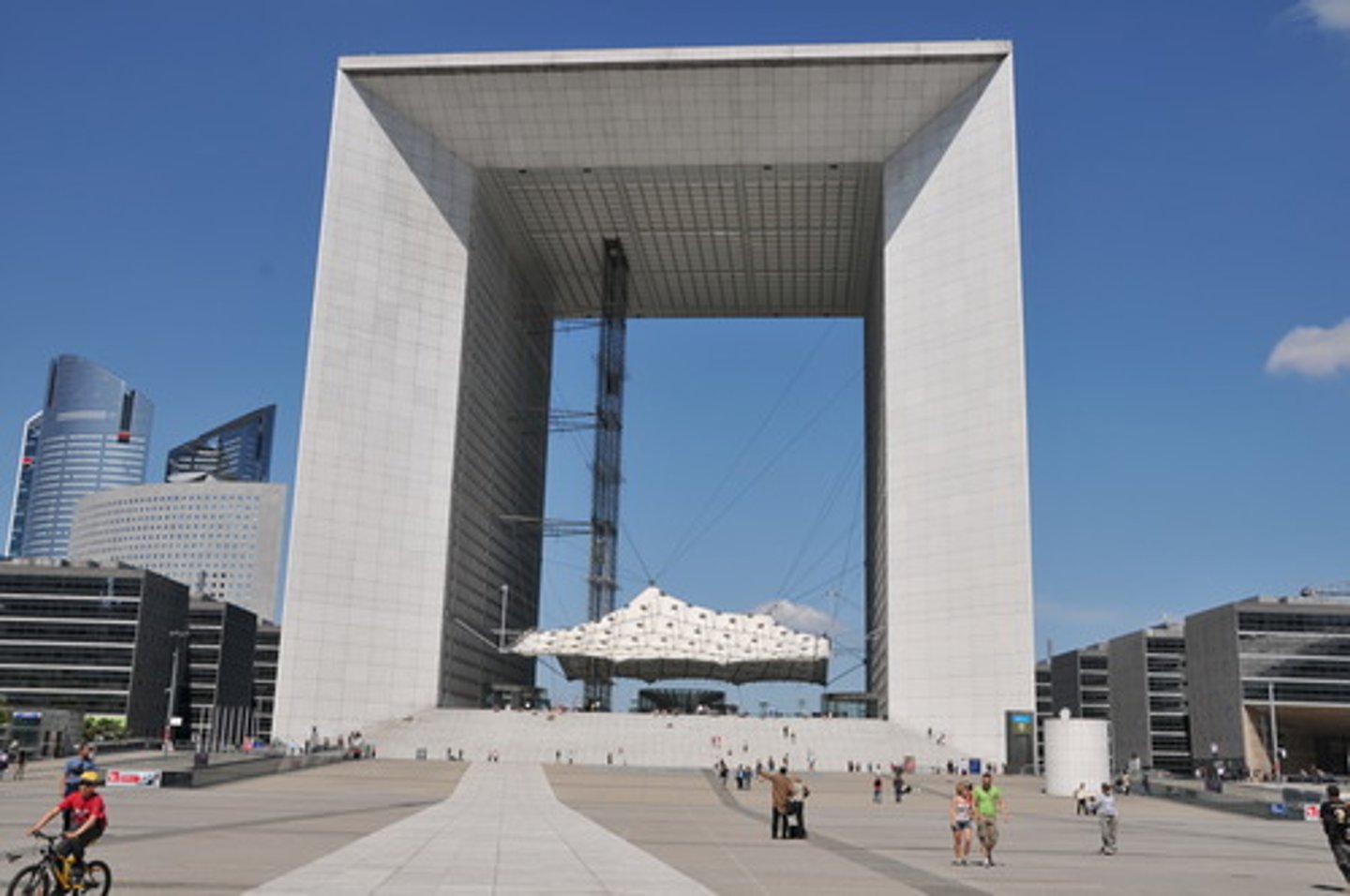 <p>construite en 1989 dans le quartier moderne et située à la fin de l'axe historique</p>