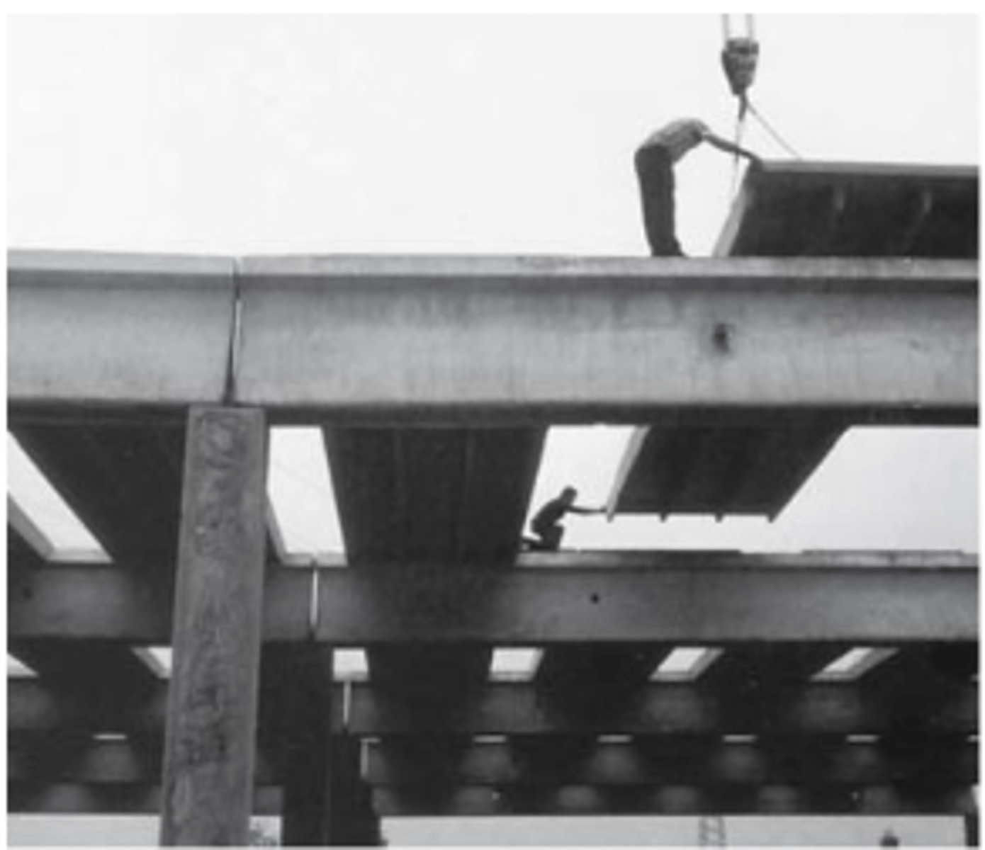 <p>BETON</p><p>- geprefabriceerde TT-elementen beton</p>
