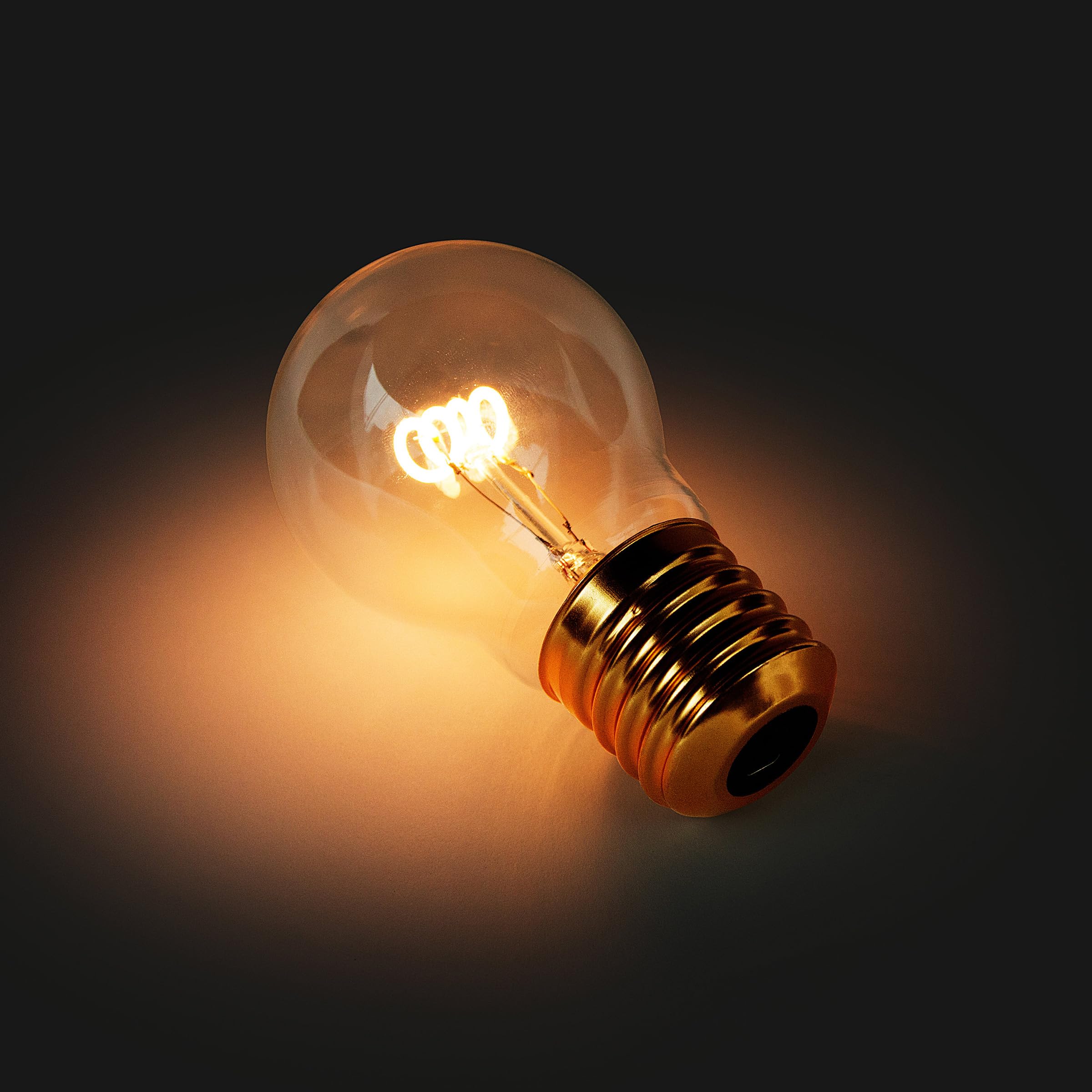 <p>(n) - /ˈlaɪt bʌlb/</p><p>bóng đèn</p>