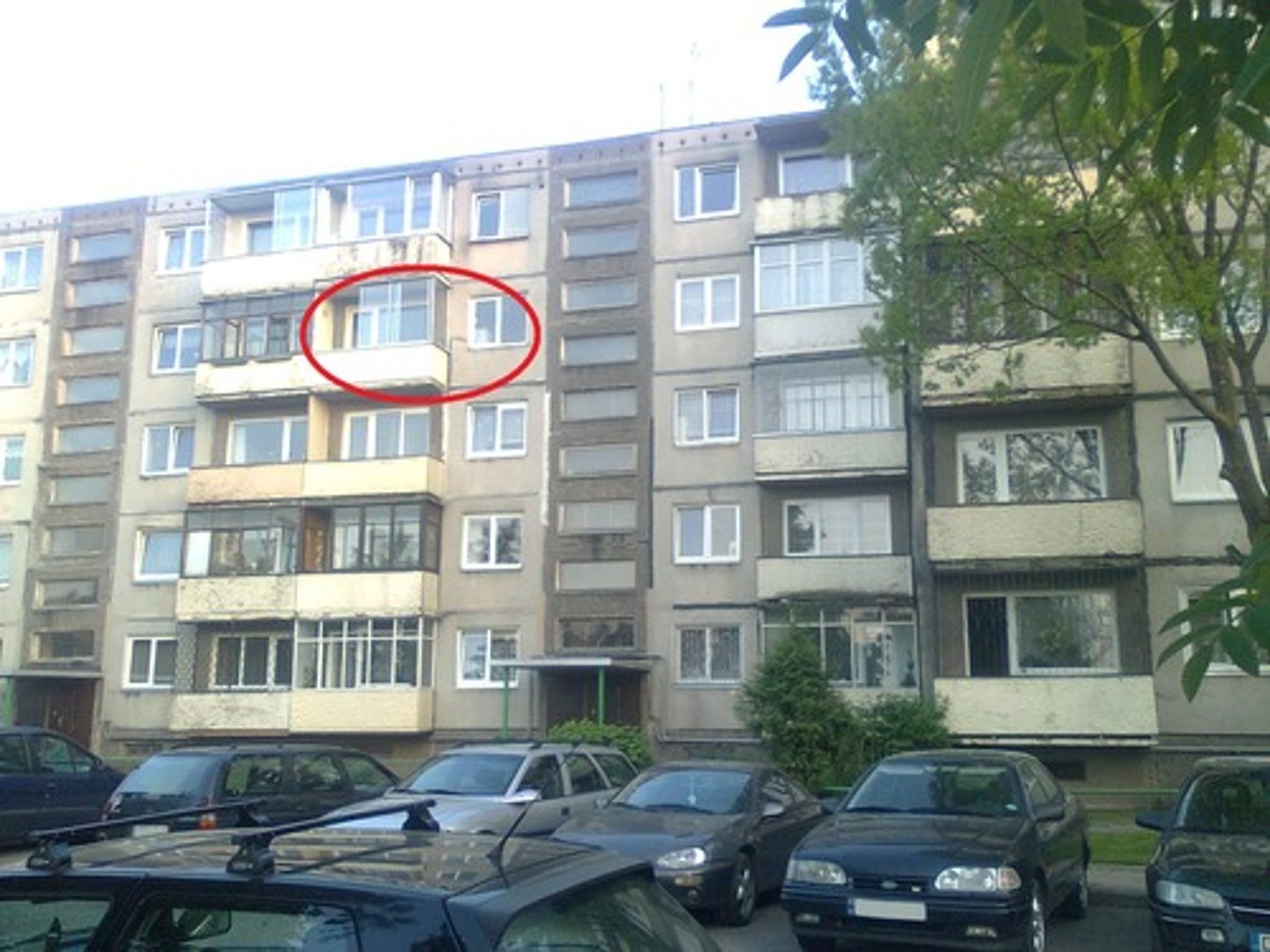 <p>muchas casa en un edificio</p>