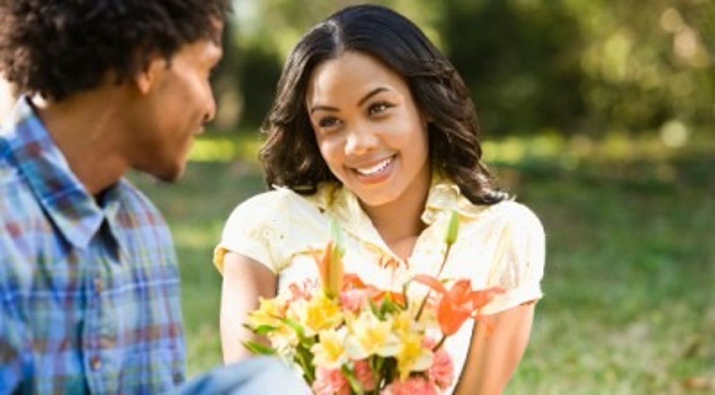 <p>attract customers/clients/candidates</p><p>The best way to ___ is to give discounts.</p>