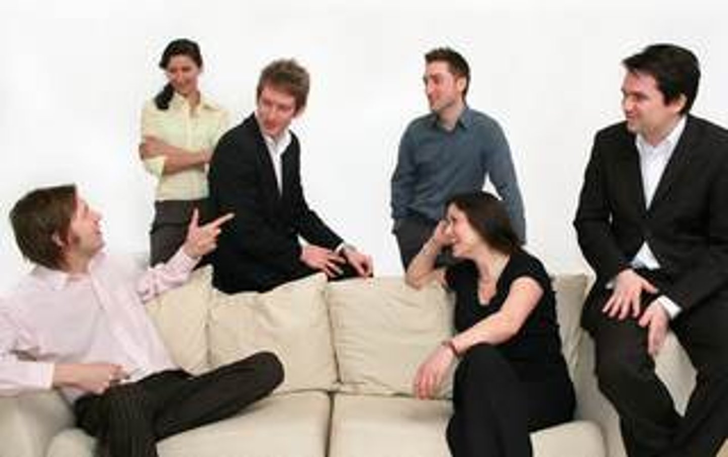 <p>(n) người giao tiếp, người truyền đạt</p>