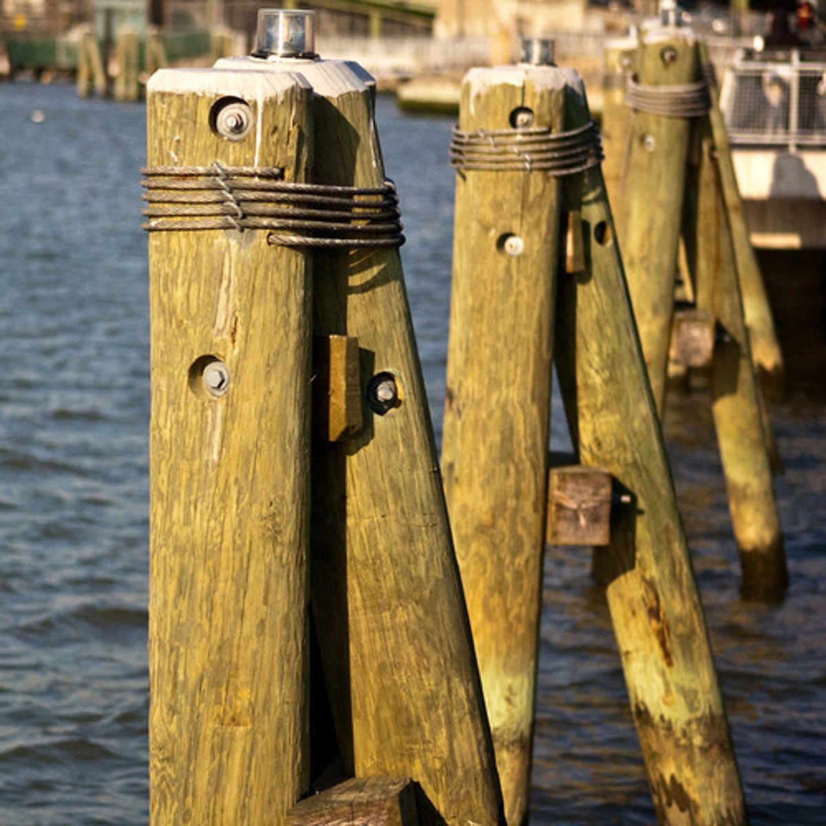 <p>tăng cường, củng cố</p>